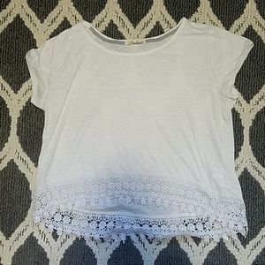 ❤️ White top with floral hem detail